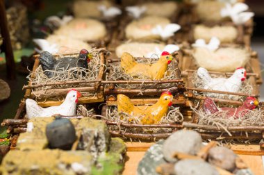 Quito, Ekvator-07 Mayıs, 2017: topraktan yapılmış bir nest over güzel küçük tavuk hayvan figürü