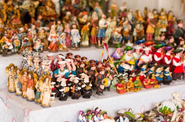 Quito, Ekvator-07 Mayıs, 2017: Kil beyaz bir tablo üzerinde yapılan güzel küçük rakamlar