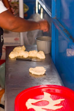Quito, Ekvator-07 Mayıs, 2017: piyasada bir ev yapımı börek yemek için kitle hazırlama kadın