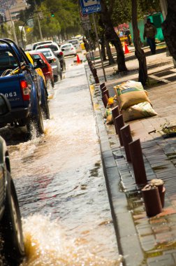 Quito, Ekvator - 20 Eylül 2016: Araba sürmek Quito şehirde şiddetli bir yağmur sonra su dolu bir yolda