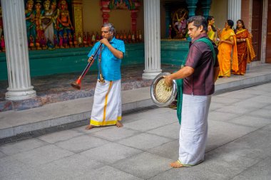 Kuala Lumpur, Malezya - 9 Şubat 2017: tanımlanamayan müzisyenler bir geleneksel Hindu düğün kutlama oynuyor. Hinduizm Malezya en büyük dördüncü dindir.
