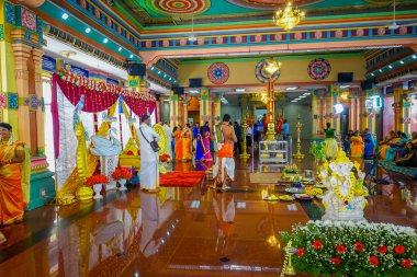 Kuala Lumpur, Malezya - 9 Şubat 2017: Geleneksel Hindu düğün kutlama kimliği belirsiz kişiler. Hinduizm Malezya en büyük dördüncü dindir.