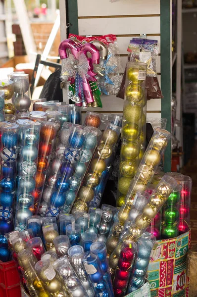 QUITO, ECUADOR - 07 MAYO 2017: Adornos navideños en el interior de una bolsa de plástico en un mercado — Foto de Stock