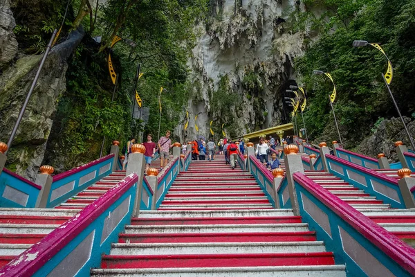 Kuala Lumpur, Malezja - 9 marca 2017: Schody w Batu Caves, wapienne wzgórze z dużych i małych jaskiń i świątyń jaskini i bardzo popularne Hindu Przybytek poza Indiami. — Zdjęcie stockowe