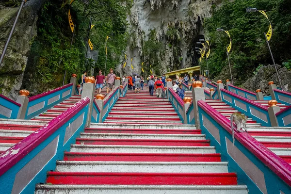 Kuala Lumpur, Malezja - 9 marca 2017: Schody w Batu Caves, wapienne wzgórze z dużych i małych jaskiń i świątyń jaskini i bardzo popularne Hindu Przybytek poza Indiami. — Zdjęcie stockowe