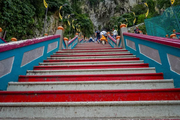 Kuala Lumpur, Malásia - 9 de março de 2017: Escadas em Batu Caves, uma colina de pedra calcária com grandes e pequenas cavernas e templos rupestres e um santuário hindu muito popular fora da Índia . — Fotografia de Stock