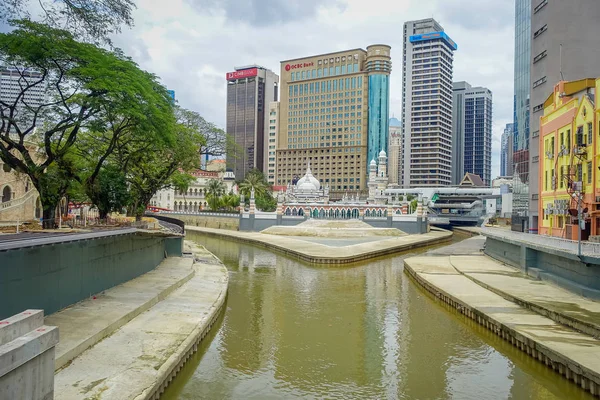 Kuala Lumpur, Malásia - 9 de março de 2017: Bela paisagem urbana do centro da cidade com a bifurcação do rio Klang e Gombak . — Fotografia de Stock