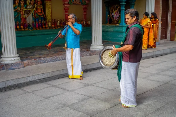 Κουάλα Λουμπούρ, Μαλαισία - 9 Μαρτίου 2017: Αγνώστων μουσικούς που παίζουν σε μια γιορτή παραδοσιακό γάμο ινδουιστές. Ο Ινδουισμός είναι η τέταρτη μεγαλύτερη θρησκεία στη Μαλαισία. — Φωτογραφία Αρχείου