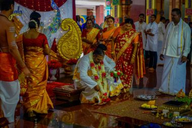 Kuala Lumpur, Malezya - 9 Şubat 2017: Geleneksel Hindu düğün kutlama kimliği belirsiz kişiler. Hinduizm Malezya en büyük dördüncü dindir.