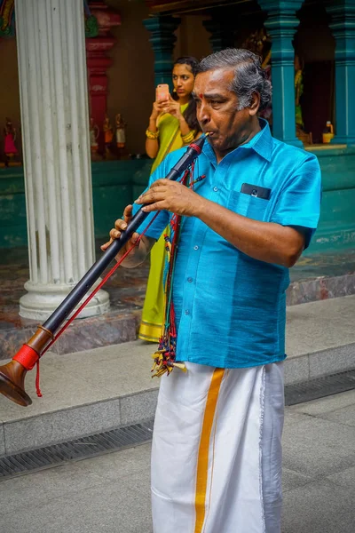 Κουάλα Λουμπούρ, Μαλαισία - 9 Μαρτίου 2017: Αγνώστων μουσικοί σε μια γιορτή παραδοσιακό γάμο ινδουιστές. Ο Ινδουισμός είναι η τέταρτη μεγαλύτερη θρησκεία στη Μαλαισία. — Φωτογραφία Αρχείου