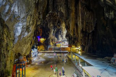Kuala Lumpur, Malezya - 9 Şubat 2017: Batu mağaraları, büyük ve küçük bir kireçtaşı tepenin mağaralar ve mağara tapınaklar ve çok popüler bir Hindu Hindistan dışında türbe.