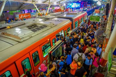 Kuala Lumpur, Malezya - 9 Şubat 2017: Çok yoğun bir tren istasyonu onların tren bekliyorsun commuters kalabalıklar ile kentin.