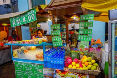 Kuala Lumpur, Malezya - 9 Şubat 2017: Unnown satıcı taze meyve suyu ve meyve pazarı stand şehir merkezinde.
