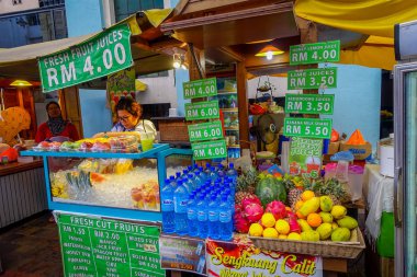 Kuala Lumpur, Malezya - 9 Şubat 2017: Unnown satıcı taze meyve suyu ve meyve pazarı stand şehir merkezinde.