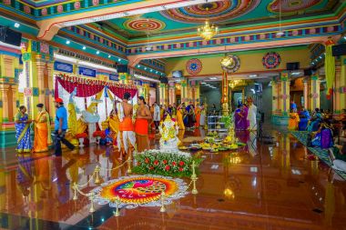 Kuala Lumpur, Malezya - 9 Şubat 2017: Geleneksel Hindu düğün kutlama kimliği belirsiz kişiler. Hinduizm Malezya en büyük dördüncü dindir.
