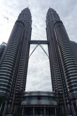 Kuala Lumpur, Malezya - 9 Şubat 2017: Dünya ve bir bina şehrin en yüksek İkiz Kuleler Petronas Kuleleri vardır.