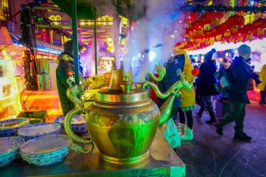 Harbin, Çin - 9 Şubat 2017: Renkli gece sahne rahat sokak pazarında.