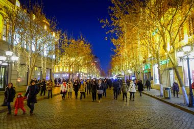 Harbin, Çin - 9 Şubat 2017: Yayalara şehir merkezinde güzel Noel ışıkları ile dekore edilmiş doğal görünümünü.