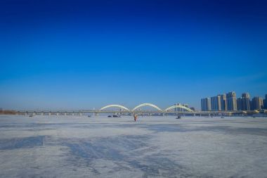 Güzel bir Harbin, Çin kış süre içinde donmuş Songhua Nehri manzarası