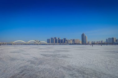 Güzel bir Harbin, Çin kış süre içinde donmuş Songhua Nehri manzarası