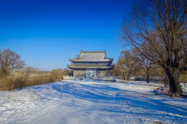 Harbin, Çin - 9 Şubat 2017: Klasik Budist tapınağı Sun Island Park bulunan kışın.