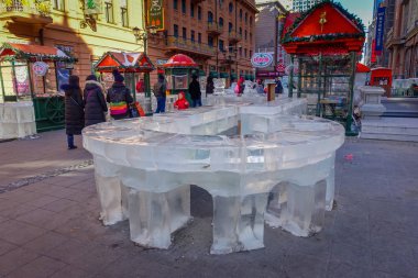 Harbin, Çin - 9 Şubat 2017: Buz heykelleri Çongyang yaya Caddesi'nde, bir popüler ve ticari uzun koridor Avrupa mimari Sanat Merkezi sokağım.