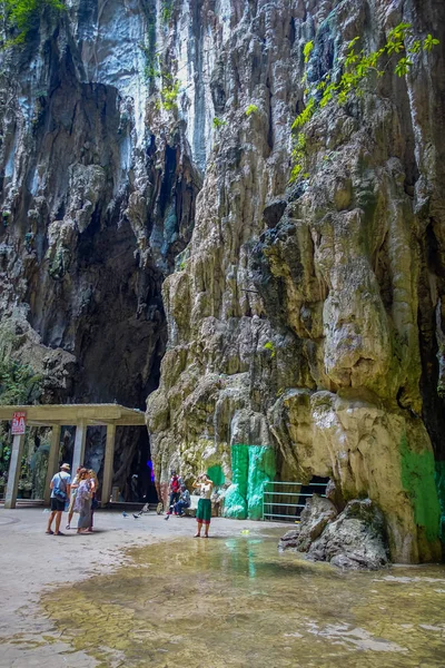 Kuala Lumpur, Malaysia - March 9, 2017: Batu Caves, a limestone hill with big and small caves and cave temples and a very popular Hindu shrine outside India. — Stock Photo, Image