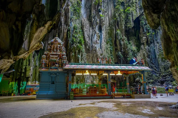 Куала-Лумпур, Малайзія - 9 березня 2017: Бату печери, печери вапняку пагорба з великих і малих і печерні храми і дуже популярні індуського shrine за межами Індії. — стокове фото