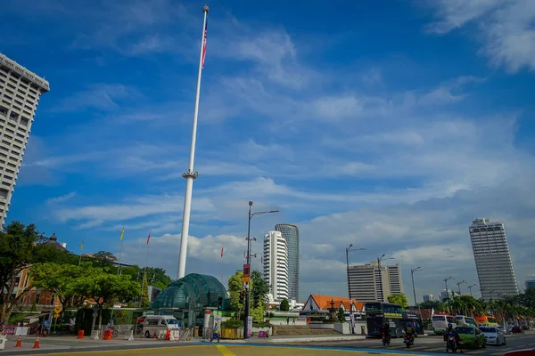 Kuala Lumpur, Malásia - 9 de março de 2017: Bandeira da Malásia acenando alto na Praça Merdaka, no centro da cidade . — Fotografia de Stock