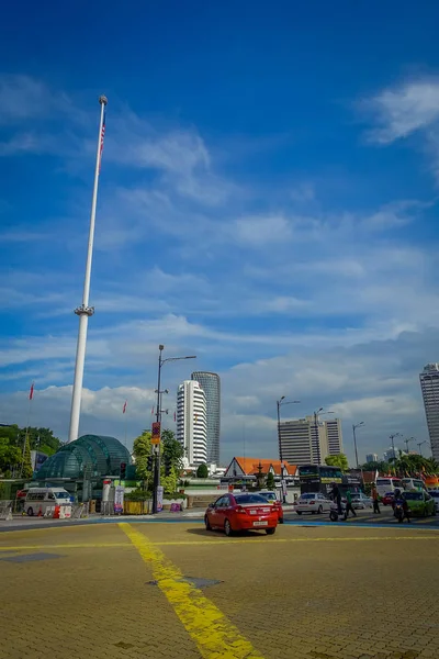 Kuala Lumpur, Malasia - 9 de marzo de 2017: Bandera de Malasia ondeando alto en la Plaza Merdaka, en el centro de la ciudad . — Foto de Stock