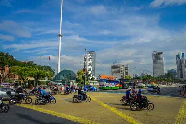 Kuala Lumpur, Malásia - 9 de março de 2017: Bandeira da Malásia acenando alto na Praça Merdaka, no centro da cidade . — Fotografia de Stock