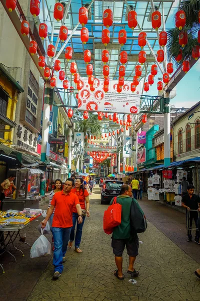 Kuala Lumpur, Malasia - 9 de marzo de 2017: Petaling street market, en el corazón del Barrio Chino de la ciudad es una zona popular para ir de compras y el turismo . — Foto de Stock