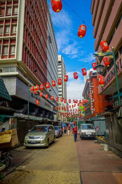 Kuala Lumpur, Malásia - 9 de março de 2017: Petaling street market, no coração da Chinatown da cidade é uma área popular para compras e turismo . — Fotografia de Stock