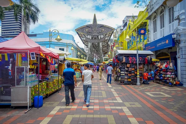 Kuala Lumpur, Malasia - 9 de marzo de 2017: Petaling street market, en el corazón del Barrio Chino de la ciudad es una zona popular para ir de compras y el turismo . — Foto de Stock