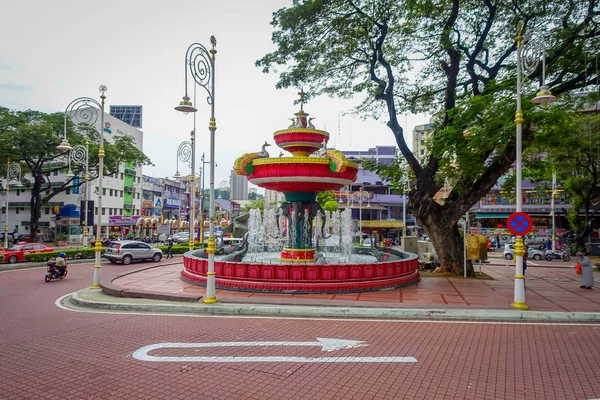 Kuala Lumpur, Malásia - 9 de março de 2017: Fonte de água elefante de Ganesh no bairro Little India, recentemente transformada em uma ampla rua com lojas e restaurantes indianos . — Fotografia de Stock