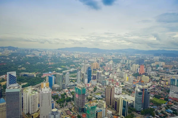 Bela vista de Kuala Lumpur de Menara Kuala Lumpur Tower, uma torre de comunicação e o ponto de vista mais alto da cidade que está aberto ao público — Fotografia de Stock