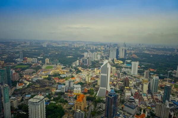 Bela vista de Kuala Lumpur de Menara Kuala Lumpur Tower, uma torre de comunicação e o ponto de vista mais alto da cidade que está aberto ao público — Fotografia de Stock