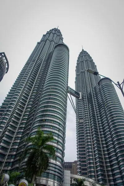 「ペトロナス タワー世界と都市の重要な陸標の高層ツインタワー、クアラルンプール, マレーシア - 2017 年 3 月 9 日。. — ストック写真