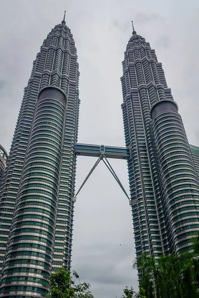 Le Petronas Towers sono le torri gemelle più alte del mondo e un importante punto di riferimento di Kuala Lumpur — Foto Stock