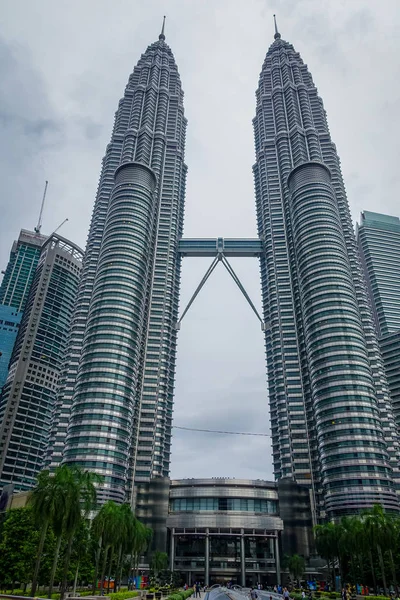 Petronas Towers є найвищою веж-близнюків у світі і важливою віхою в Куала-Лумпурі — стокове фото