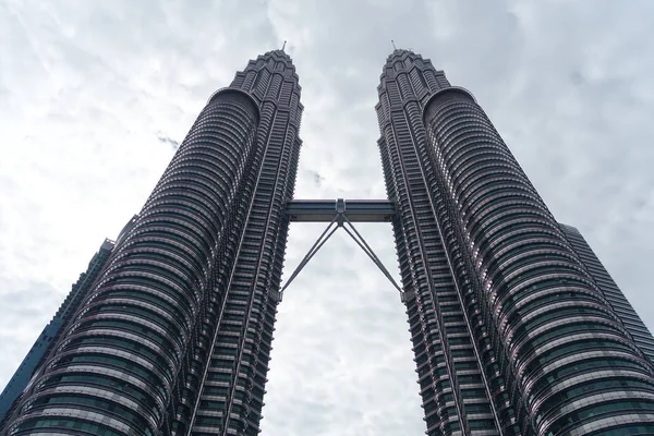 Petronas Towers є найвищою веж-близнюків у світі і важливою віхою в Куала-Лумпурі — стокове фото