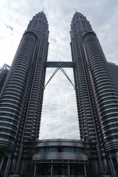 Куала-Лумпур, Малайзія - 9 березня 2017: Petronas Towers є найвищою веж-близнюків у світі і важливою віхою міста. — стокове фото