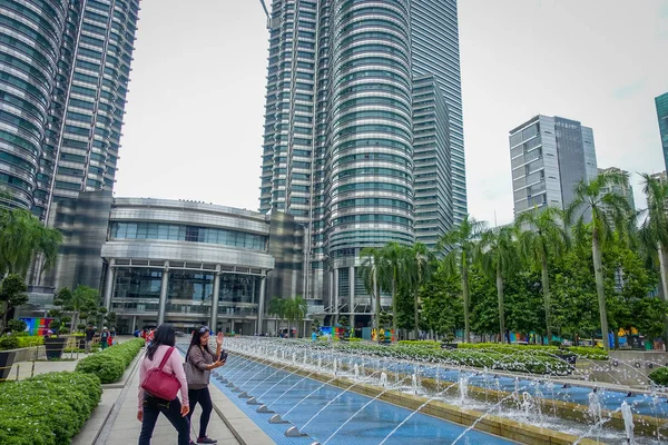 Куала-Лумпур, Малайзія - 9 березня 2017: Petronas Towers є найвищою веж-близнюків у світі і важливою віхою міста. — стокове фото