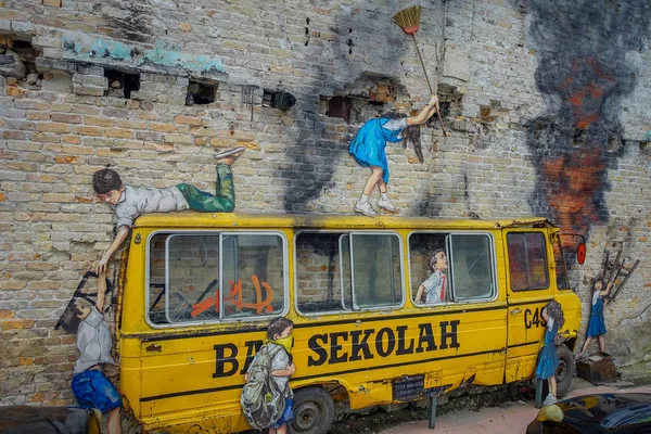 Kuala Lumpur, Malajzia - 2017. március 9.: "Rage Against the Machine" wall art festett a híres művész, Ernest Zacharevic, Kuala Lumpurban. A freskó ábrázolja a gyermekek megsemmisítésének iskolabusz. — Stock Fotó