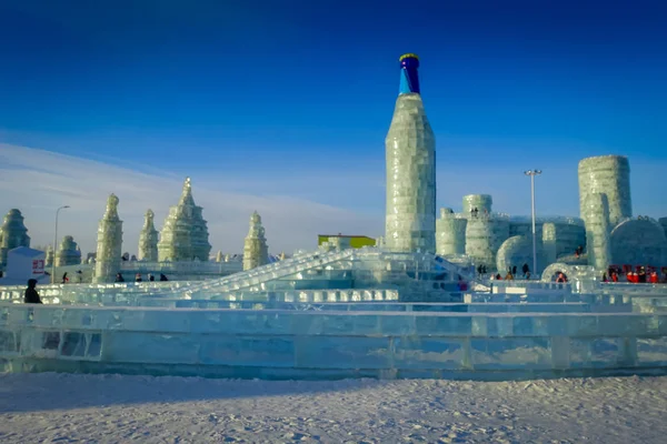 Harbin, China - 9 de fevereiro de 2017: Esculturas de gelo no Harbin Winter Festival, o maior festival de gelo e neve do mundo . — Fotografia de Stock