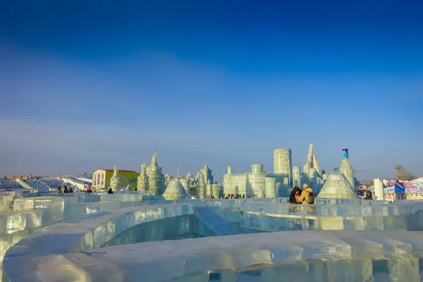 Harbin, China - 9 de febrero de 2017: Los turistas desconocidos disfrutan de sus vacaciones en el festival anual de invierno . — Foto de Stock