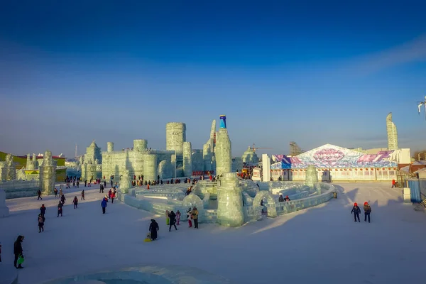 Harbin, China - 9 de fevereiro de 2017: turistas desconhecidos desfrutam de suas férias no festival anual de inverno . — Fotografia de Stock