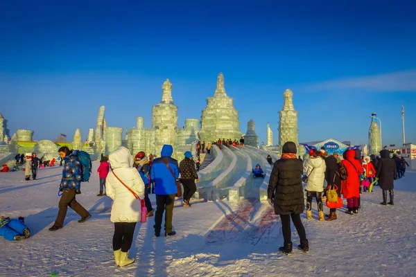 Harbin, Kiina - 9. helmikuuta 2017: Harbin International Ice and Snow Sculpture Festival on vuosittainen talvifestivaali Harbinissa. Se on maailman suurin jää- ja lumifestivaali . — kuvapankkivalokuva