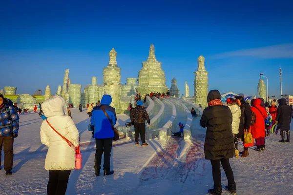 Harbin, Kiina - 9. helmikuuta 2017: Harbin International Ice and Snow Sculpture Festival on vuosittainen talvifestivaali Harbinissa. Se on maailman suurin jää- ja lumifestivaali . — kuvapankkivalokuva