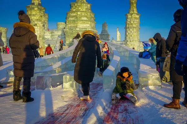 Harbin, China - 9 de febrero de 2017: Harbin International Ice and Snow Sculpture Festival es un festival anual de invierno que tiene lugar en Harbin. Es el festival de hielo y nieve más grande del mundo . — Foto de Stock
